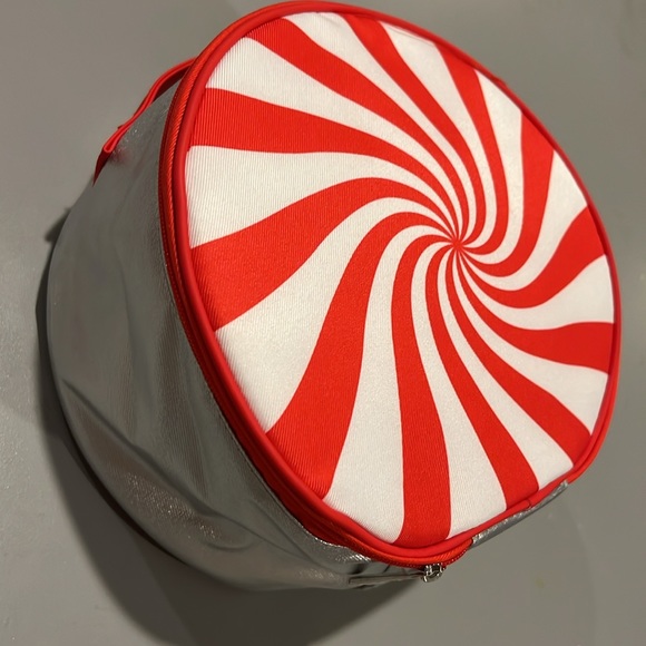 Clinique cosmetic bag designed to resemble the festive starlight peppermint. - Picture 3 of 4